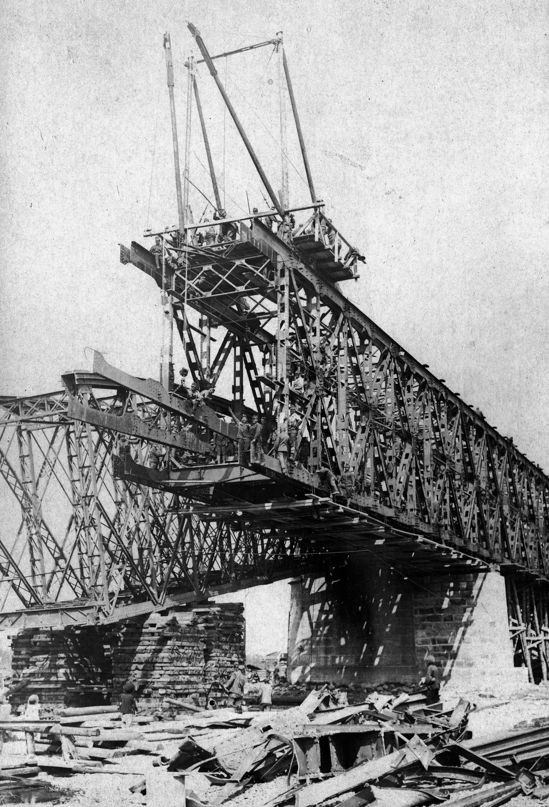 Ukrajna, Csernyivci, új vasúti híd építése a lerombolt mellett., 1917, Fortepan, első világháború, vasúti híd, hídroncs, hídépítés, utász, Fortepan #73683
