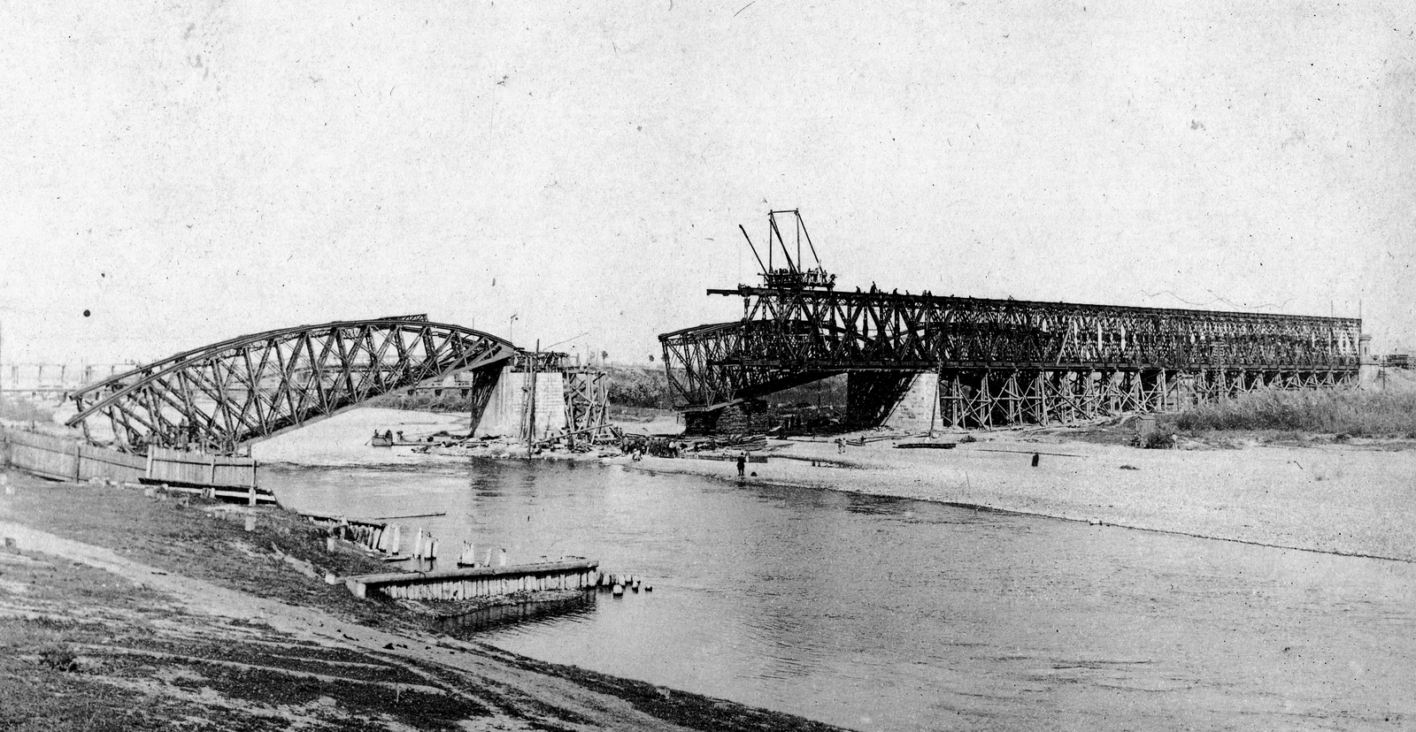 Ukraine, Chernivtsi, új vasúti híd építése a lerombolt mellett., 1917, Fortepan, First World War, war damage, railway bridge, wrecked bridge, bridge building, sapper, Fortepan #73685