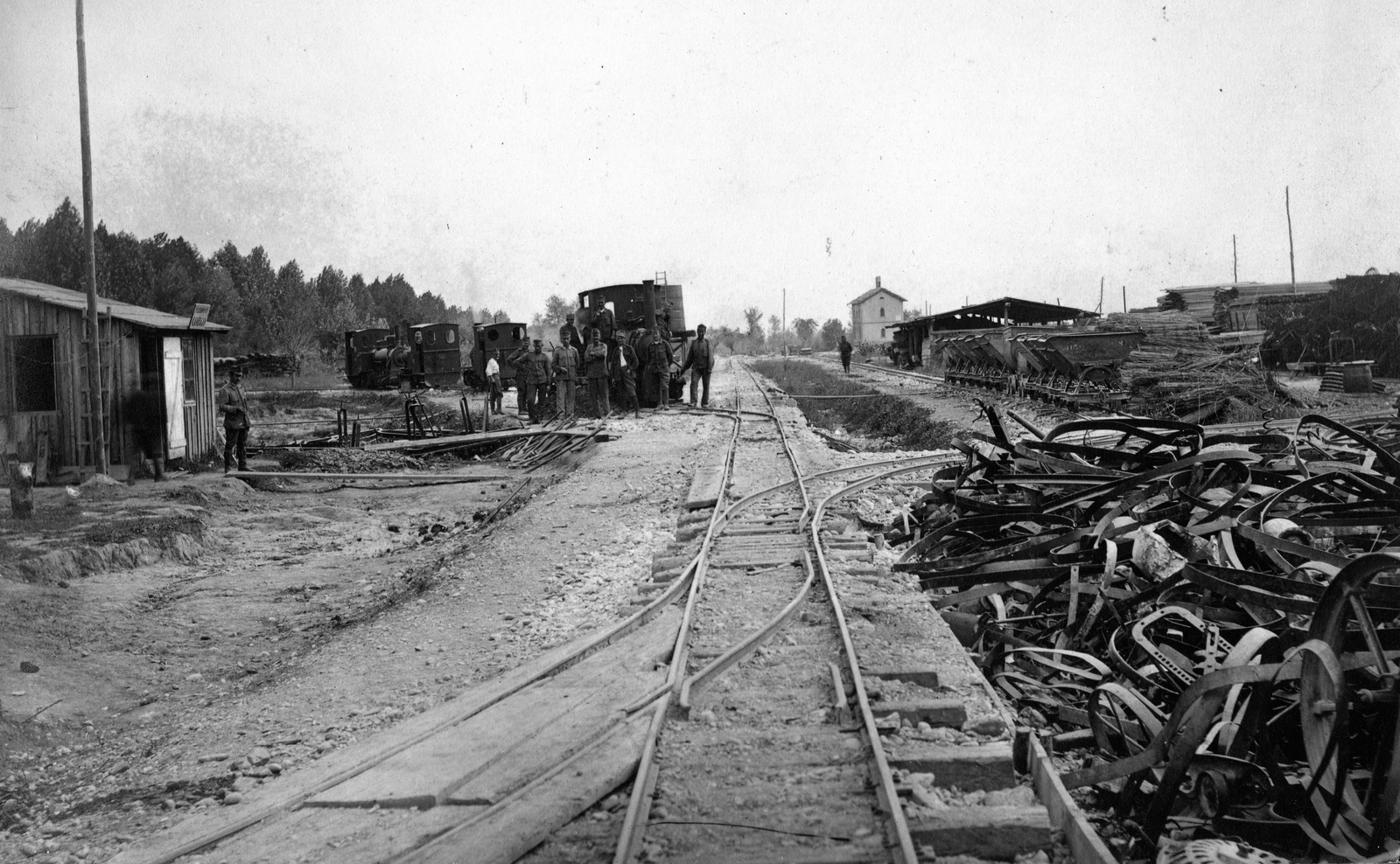 Italy, Gorgo al Monticano, vasútállomás., 1918, Fortepan, steam locomotive, railway cart, rails, narrow-gauge railway, railroad switch, scrap metal, Fortepan #73697