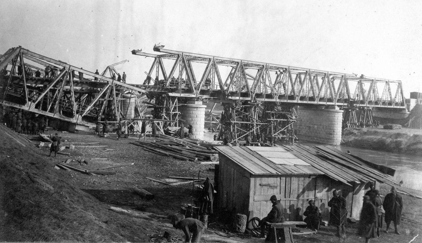 Italy, Motta di Livenza, lerombolt vasúti híd ideglenes helyreállítása a Livenza folyó felett., 1917, Fortepan, First World War, river, railway bridge, wrecked bridge, bridge building, Fortepan #73716