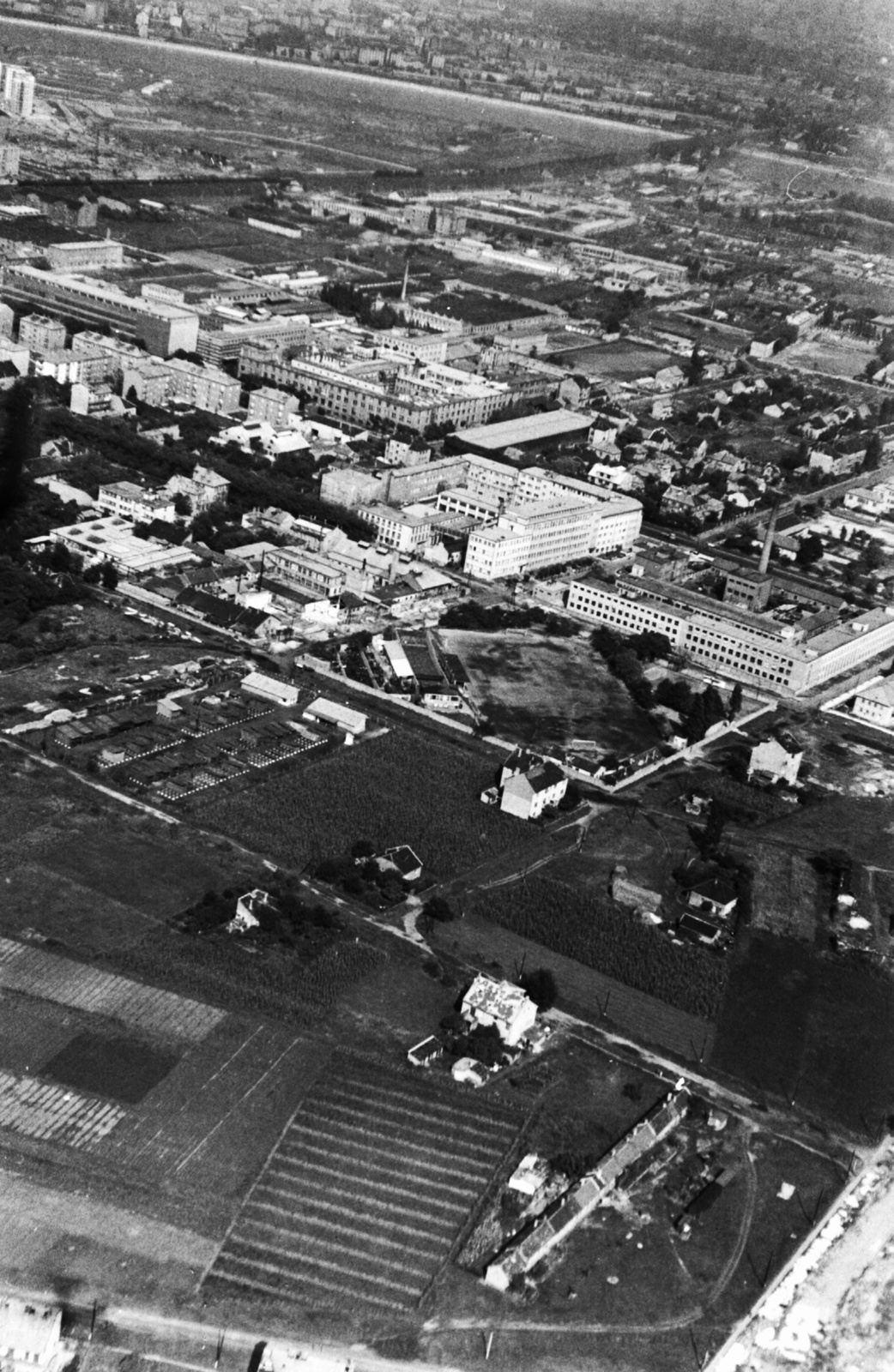 Hungary, Budapest XI., légifotó Kelenföldről, az Etele út - Tétényi út által határolt területről. Középpontban a Fehérvári út épületeivel és a GAMMA pályával., 1963, MHSZ, aerial photo, Budapest, Fortepan #73735