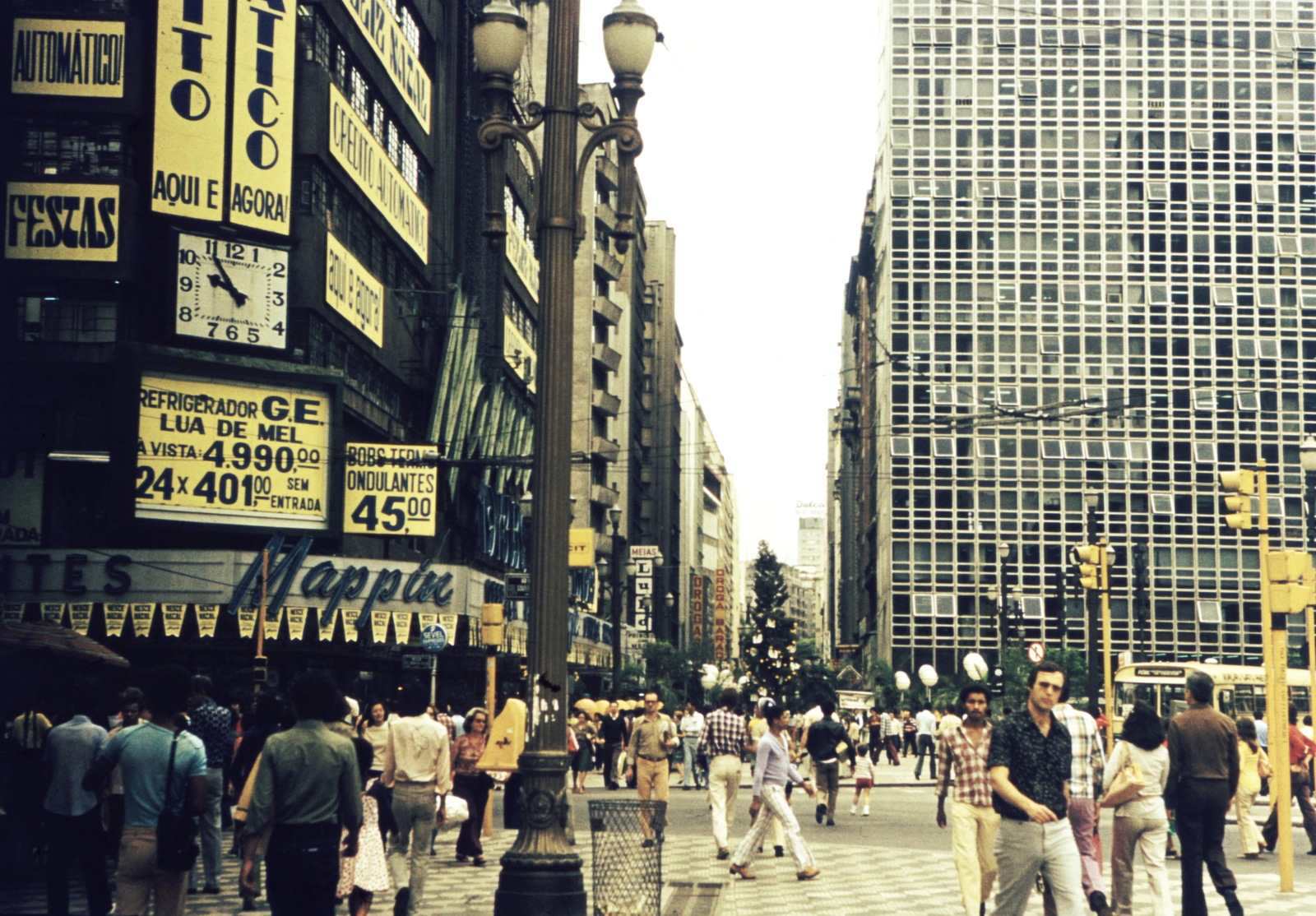 Brazília, Sao Paulo, Praca Ramos de Azevedo a Rua Barão de Itapetininga felé nézve., 1976, Romák Éva, színes, utcakép, köztéri óra, Fortepan #73751