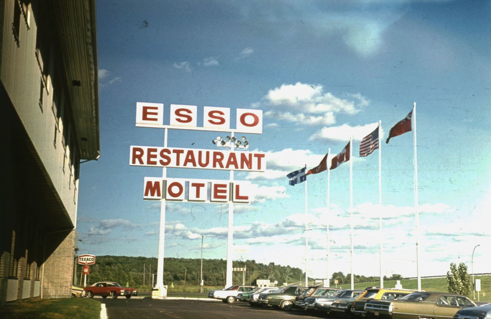 Canada, Montreal, 1976, Romák Éva, colorful, flag, restaurant, car park, automobile, flag pole, Fortepan #73752
