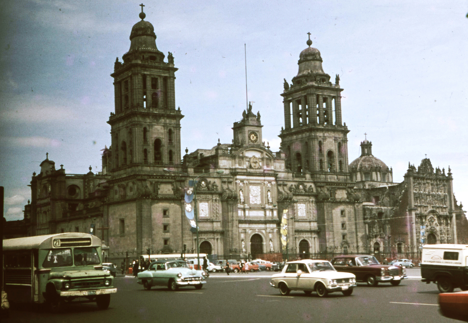 Mexico, Mexico City, Catedral Metropolitana., 1968, Romák Éva, church, colorful, bus, automobile, Fortepan #73754