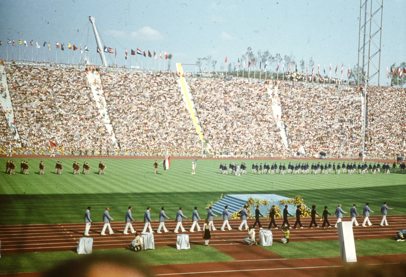 Germany, Munich, Olimpiai Stadion, az olimpia megnyitóünnepsége., 1972, Romák Éva, colorful, Olympics, stadium, FRG, Günter Behnisch-design, auditorium, stand, Fortepan #73755