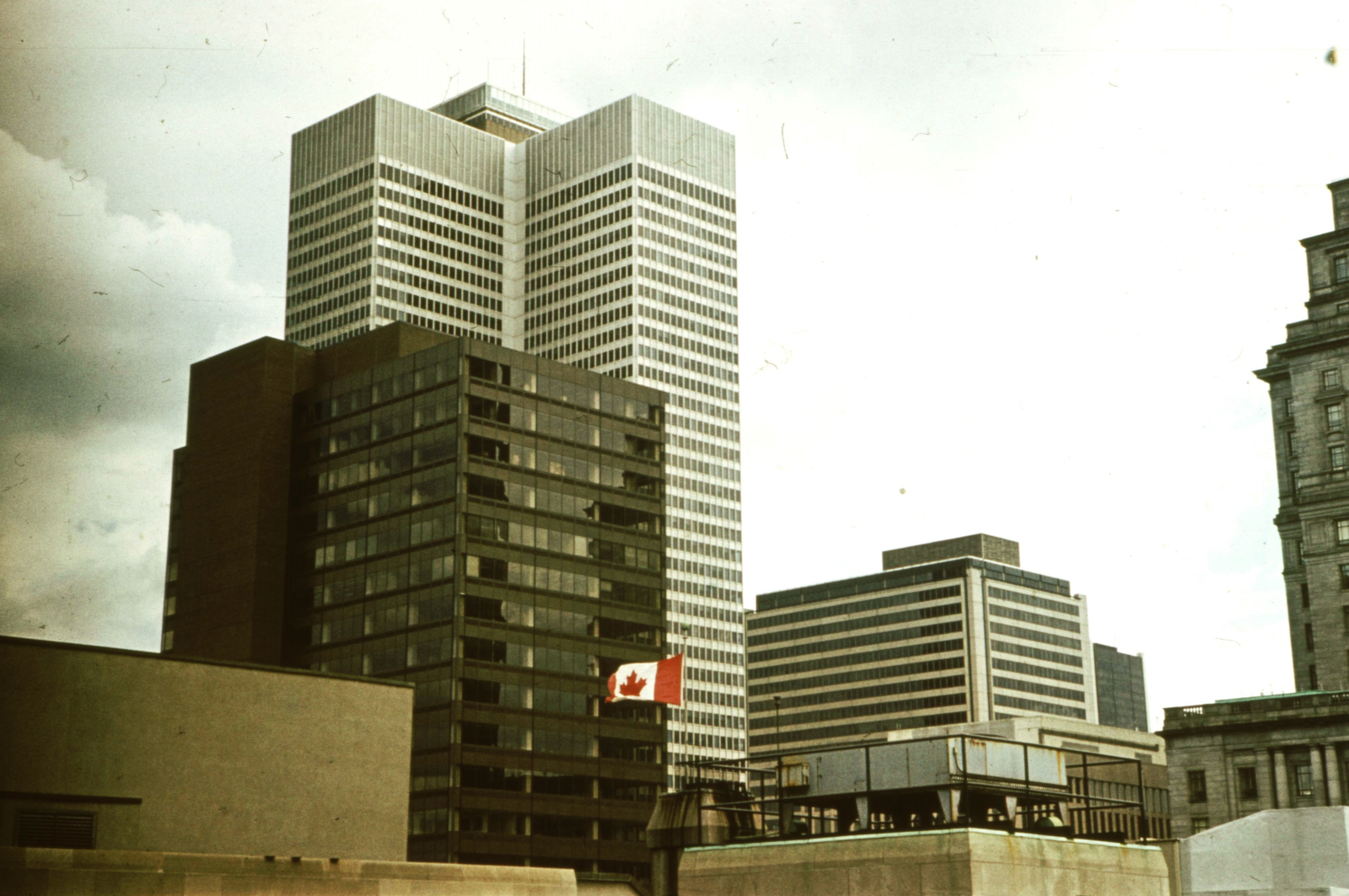 Canada, Montreal, középen a Place Ville Marie (Royal Bank Tower) épület., 1976, Romák Éva, colorful, flag, high-rise building, Fortepan #73763
