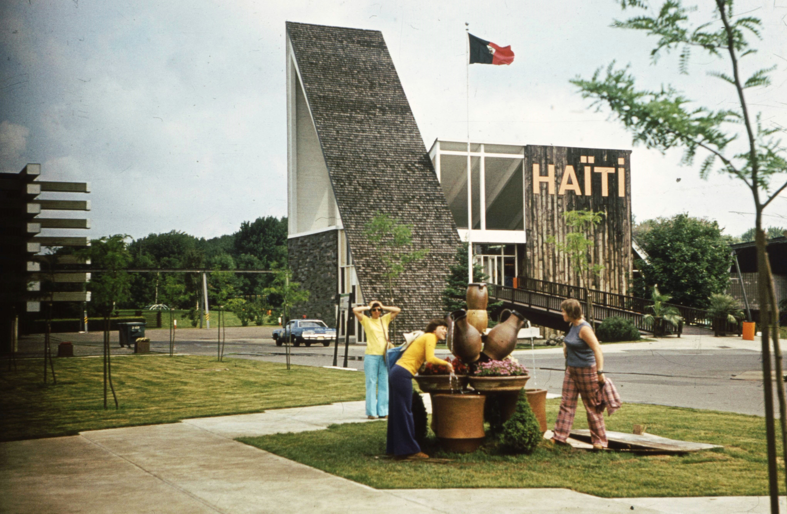 Canada, Montreal, Szent Ilona-sziget, a Világkiállítás helyszíne, Haiti (1967-es Világkiállításkor az USA-beli Vermont állam) pavilonja., 1976, Romák Éva, colorful, Fortepan #73774