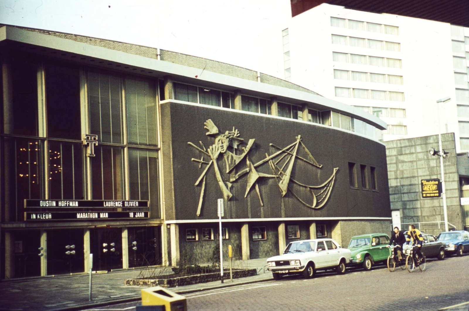 Netherlands, Rotterdam, Kruiskade, Thalia mozi., 1977, Romák Éva, bicycle, colorful, Fiat-brand, relief, movie theater, Citroën-brand, automobile, National Heritage, Johannes Petrus Leonardus Hendriks-design, Carel Kneulman-design, Fortepan #73784