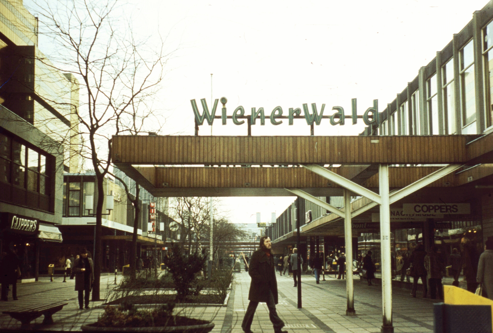 Netherlands, Rotterdam, Lijnbaan., 1977, Romák Éva, colorful, street view, genre painting, shopping street, Jo van den Broek-design, Jaap Bakema-design, cantilever, Fortepan #73791