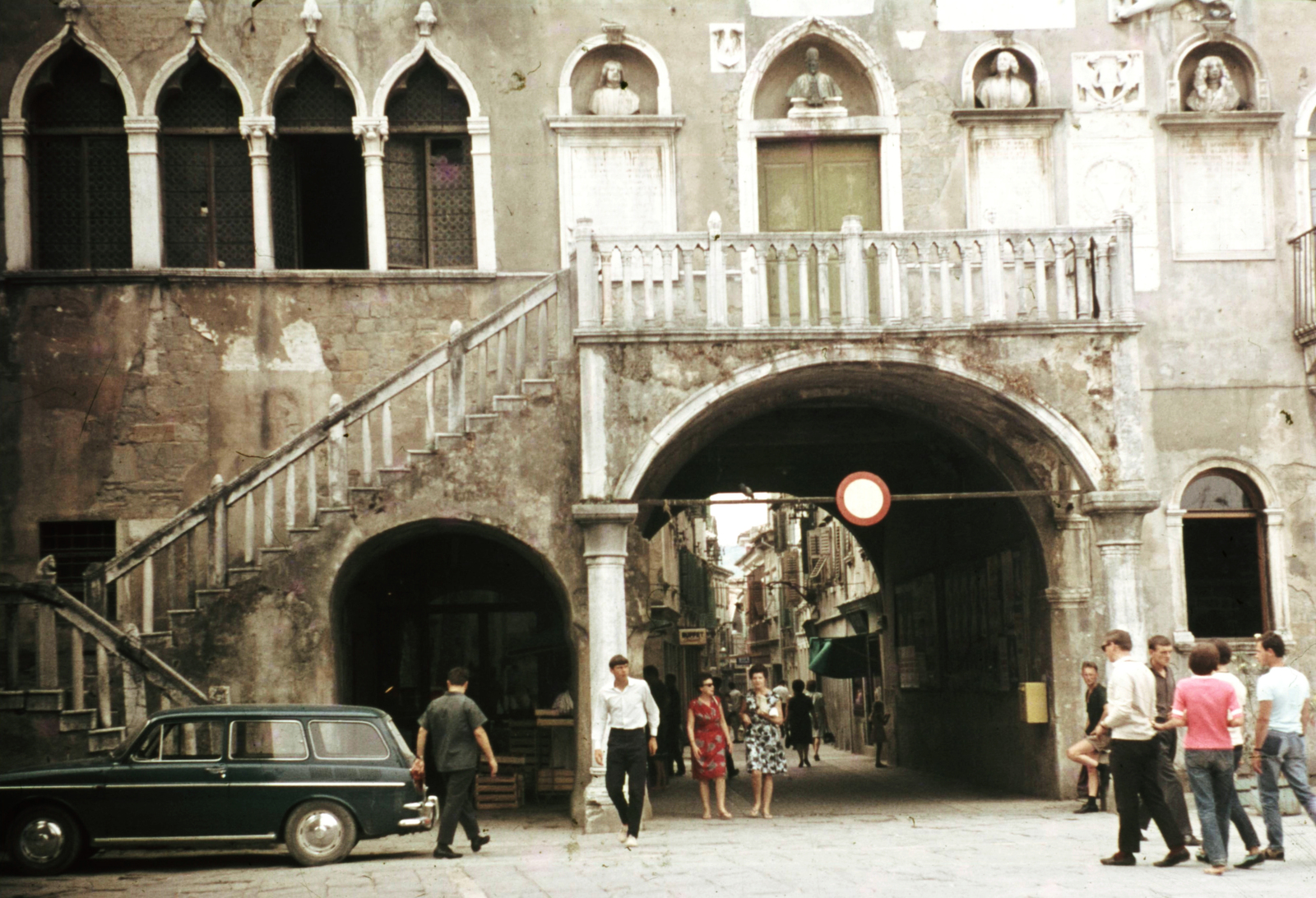 Slovenia, Koper, Titov trg, városháza (a volt prétori palota)., 1969, Romák Éva, Yugoslavia, bust, colorful, arch, automobile, railing, stairs, Fortepan #73795