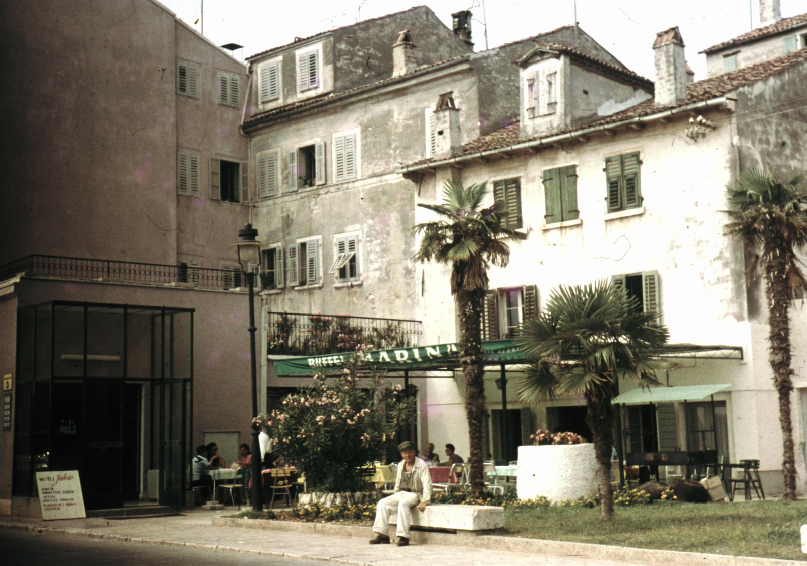 Croatia,Adriatic Sea, Rovinj, Obala Alda Rismonda a kikötő mellett., 1969, Romák Éva, Yugoslavia, colorful, venetian blind, palm tree, Fortepan #73796