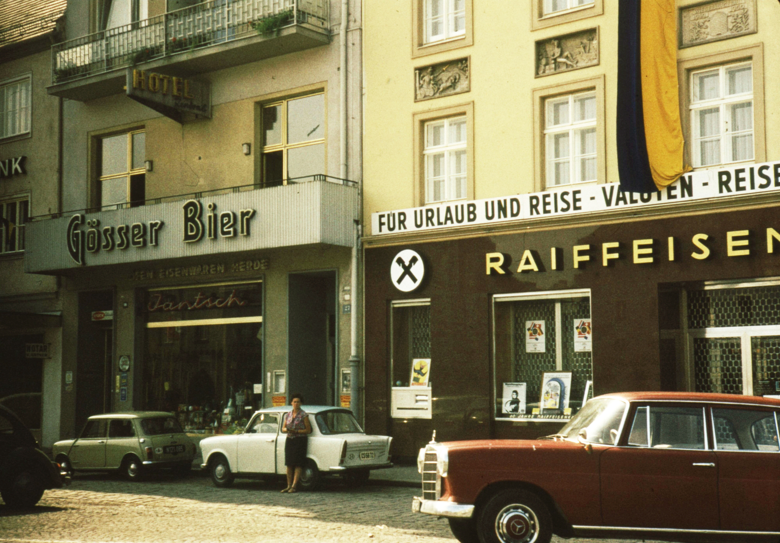 Austria, Wiener Neustadt, Hauptplatz., 1972, Romák Éva, colorful, Gerrman brand, Trabant-brand, hotel, Mercedes-brand, Raiffeisen-brand, relief, beer, insurance company, Fortepan #73802