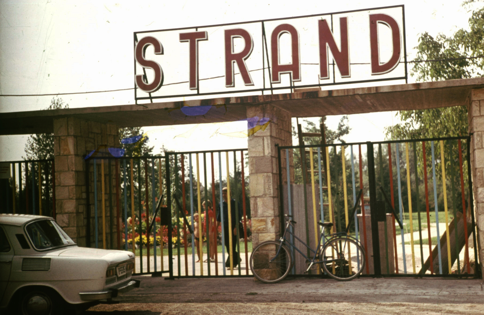 Hungary, Gyöngyös, Pesti út (Vörös Hadsereg útja) 39., városi uszoda és strand (később Dr. Csépe György Uszoda és Termálstrand)., 1976, Romák Éva, beach, bicycle, colorful, Czechoslovak brand, country code sign, Fortepan #73805
