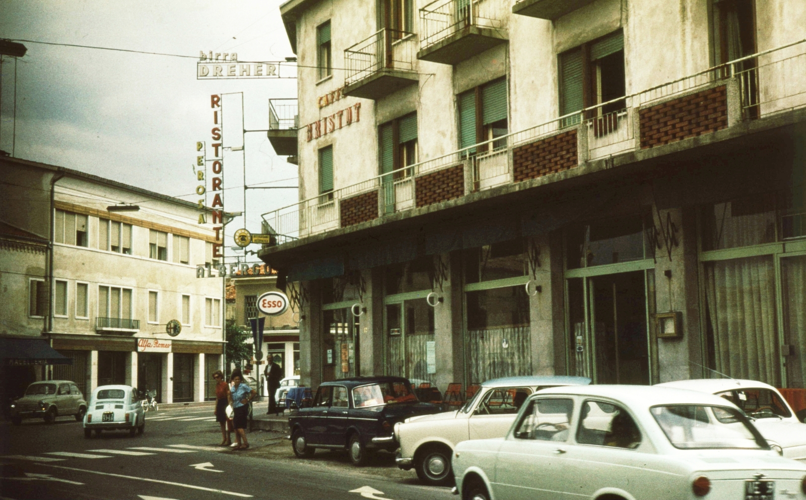 Italy, Portogruaro, Borgo Sant'Agnese a Via Antonio Bon felé nézve, jobbra a Perosa szálloda., 1972, Romák Éva, German brand, Trabant-brand, restaurant, Fiat-brand, Italian brand, automobile, Esso-brand, crosswalk, Fortepan #73807