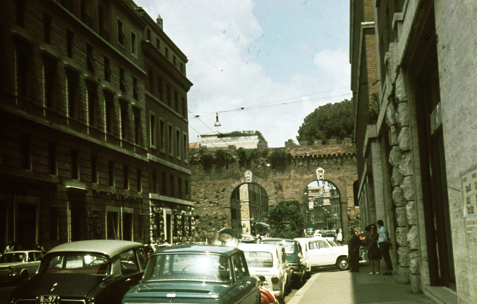 Italy, Rome, Via della Traspontina, szemben a Porta Castello., 1972, Romák Éva, colorful, Fiat-brand, Italian brand, French brand, Citroën-brand, ancient culture, automobile, Fortepan #73810