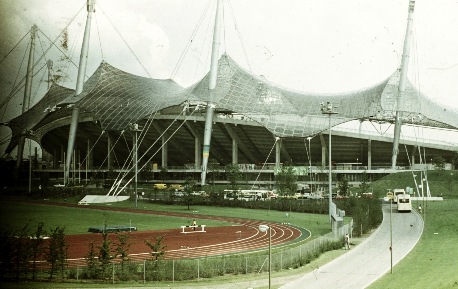 Németország, München, Olimpiai stadion., 1972, Romák Éva, színes, olimpia, stadion, NSZK, Günter Behnisch-terv, Frei Otto-terv, modern építészet, hiperbolikus héj, Fortepan #73812