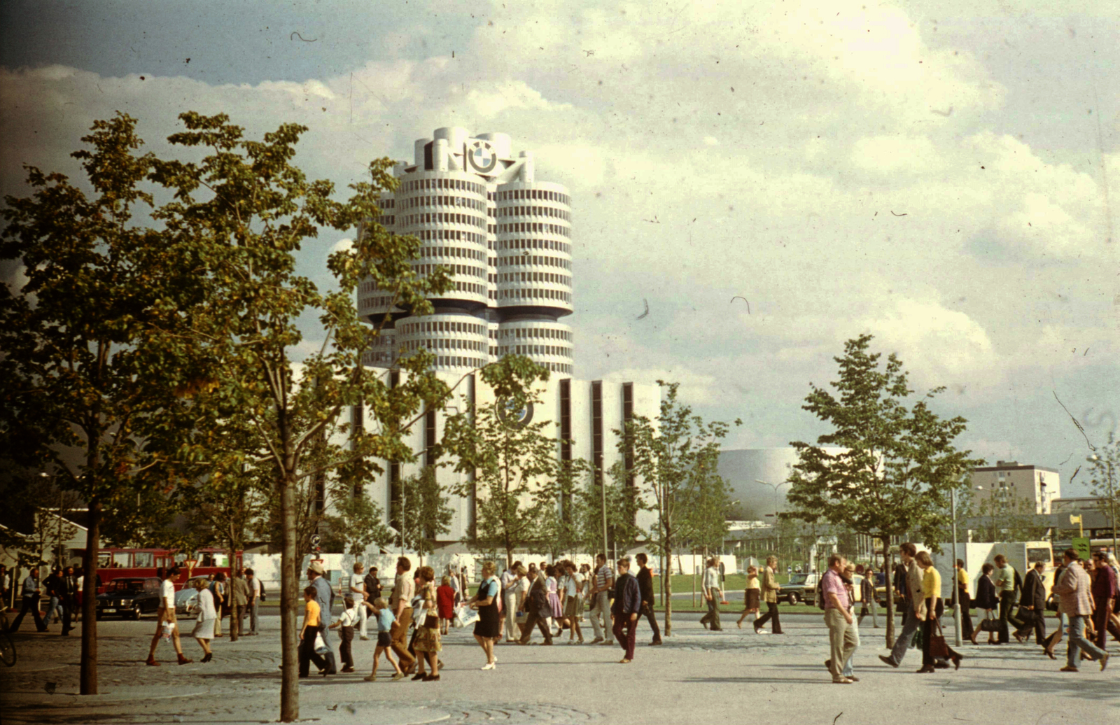 Germany, Munich, a BMW gyár központi épülete, tőle jobbra a gyár múzeuma., 1972, Romák Éva, colorful, BMW-brand, Olympics, high-rise building, FRG, tall house, modern architecture, Karl Schwanzer-design, Fortepan #73813