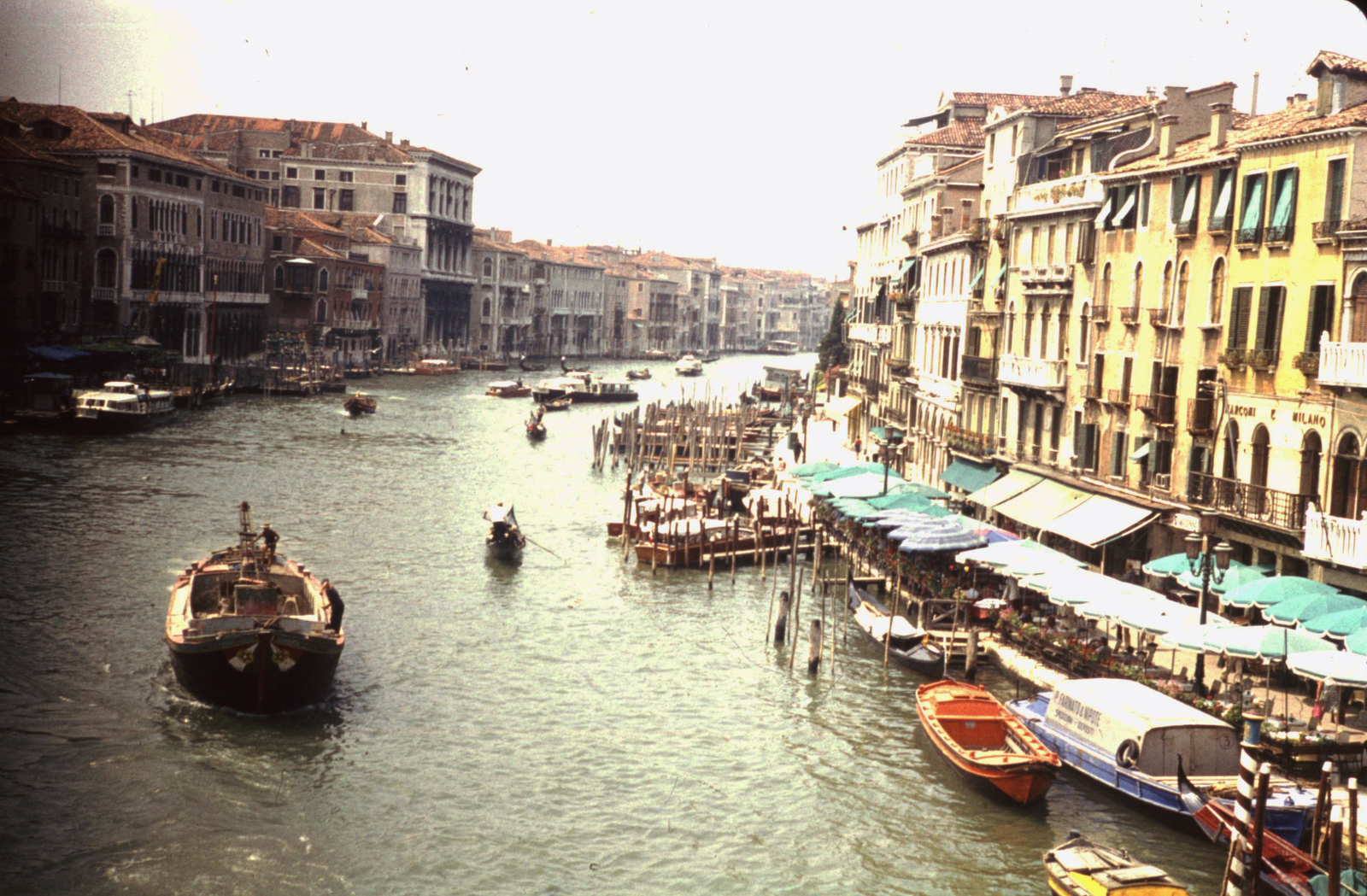 Italy, Venice, Canal Grande, jobbra a Riva del Vin a Rialto hídról nézve., 1972, Romák Éva, colorful, canal, Fortepan #73814