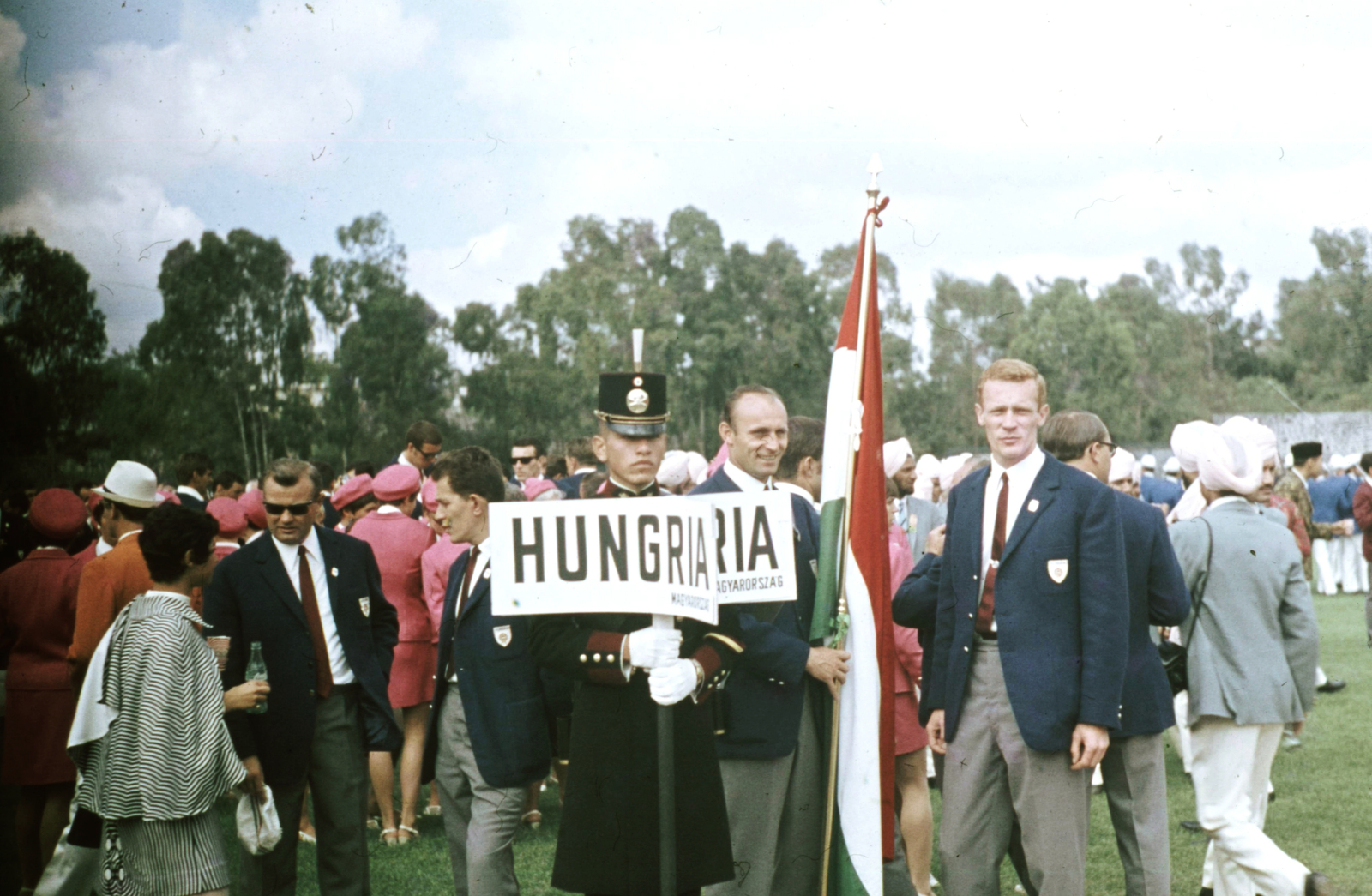 Mexico, Mexico City, a XIX. nyári olimpiai játékok megnyitóünnepségére várakozó magyar csapat. A zászlóvivő Kulcsár Gergely gerelyhajító., 1968, Romák Éva, colorful, flag, Olympics, Fortepan #73822