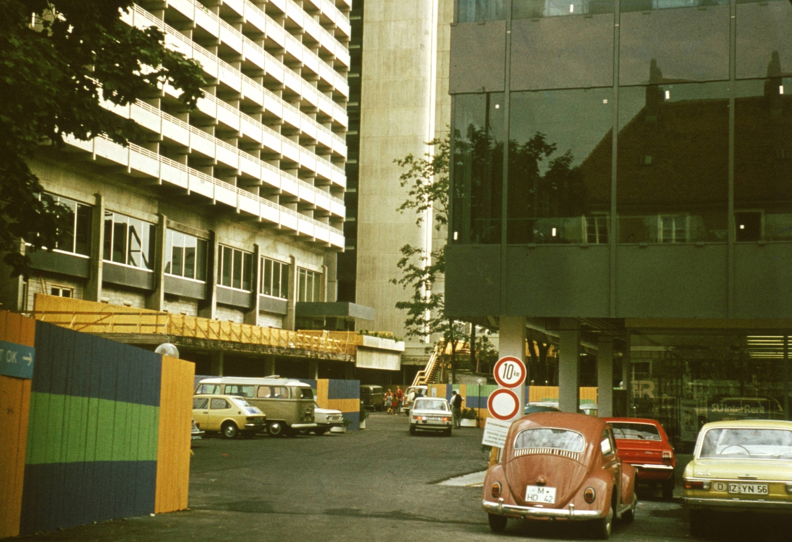 Németország, München, Wilhelm Hertz Strasse a Leopoldstrasse közelében., 1972, Romák Éva, színes, parkoló, rendszám, NSZK, országjelzés, Fortepan #73825