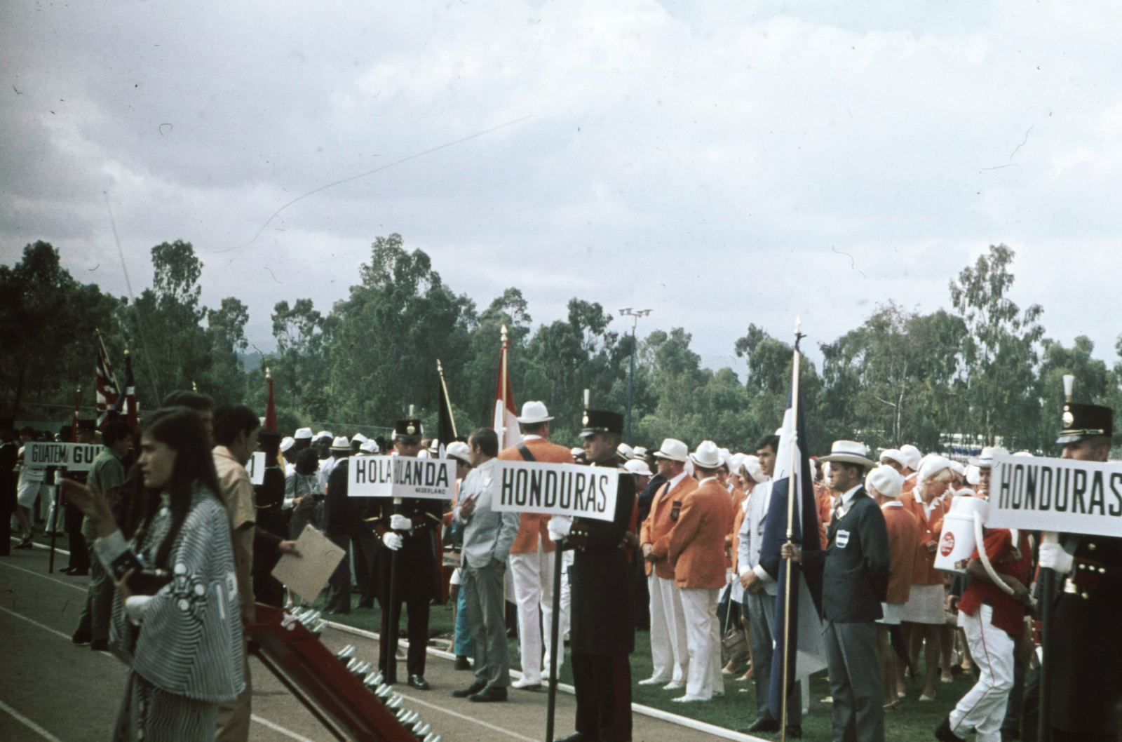 Mexico, Mexico City, a XIX. nyári olimpiai játékok megnyitóünnepségére várakozó csapatok., 1968, Romák Éva, colorful, Olympics, Fortepan #73826