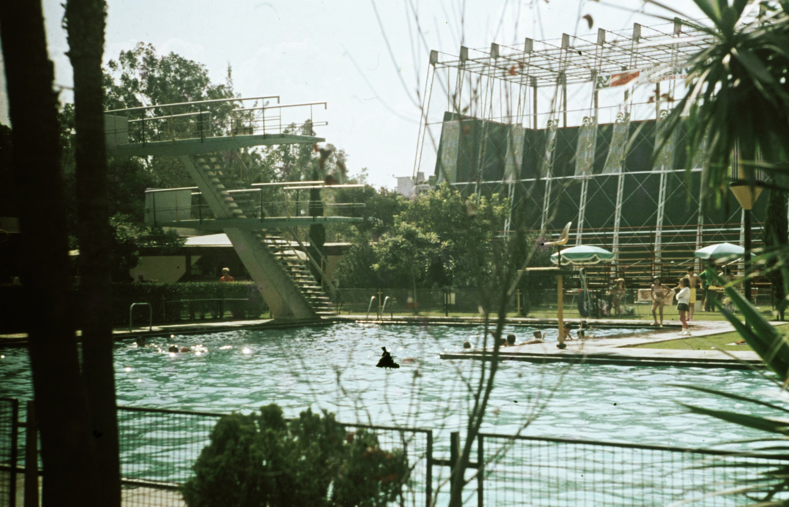 Mexikó, Mexikóváros, Centro Deportivo Libanés, a frontenis és a paleta goma játékok olimpiai bemutató versenyeinek a helyszíne, 1968, Romák Éva, uszoda, színes, ugrótorony, Fortepan #73827