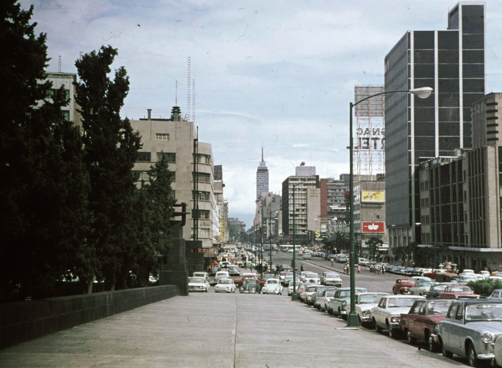 Mexikó, Mexikóváros, Plaza de la República, a Paseo de la Reforma felé nézve., 1968, Romák Éva, színes, utcakép, Fortepan #73828