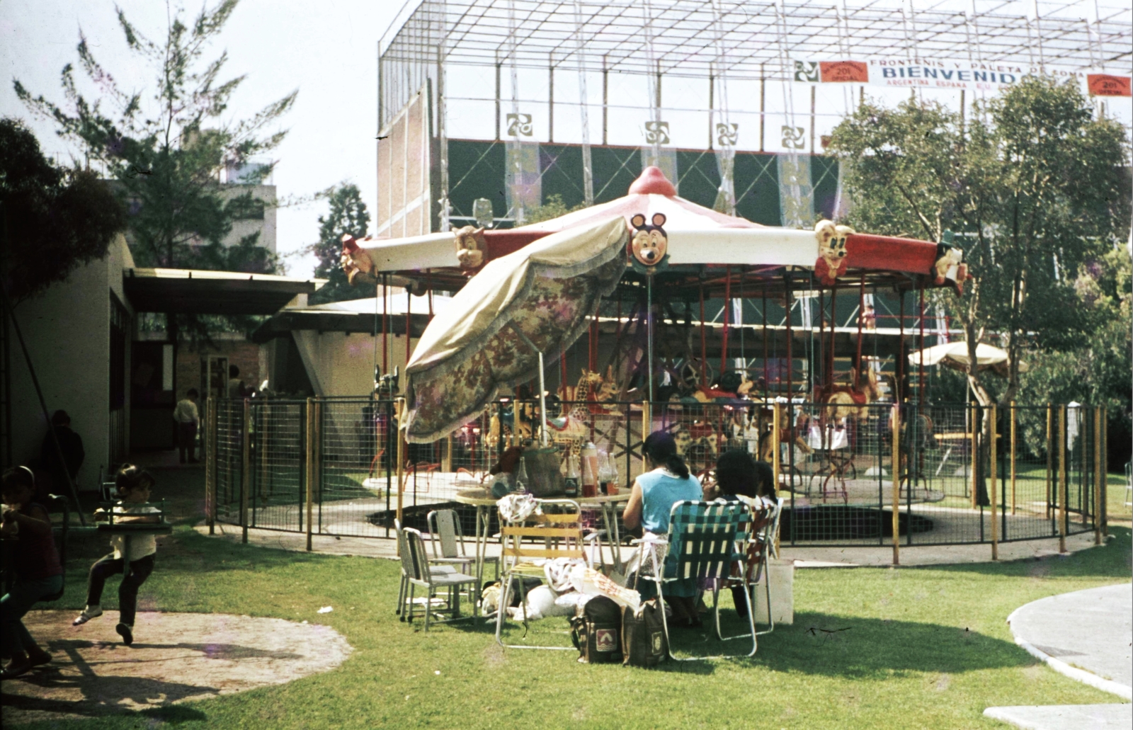 Mexico, Mexico City, Centro Deportivo Libanés, a frontenis és a paleta goma játékok olimpiai bemutató versenyeinek a helyszíne, 1968, Romák Éva, playground, colorful, Fortepan #73845