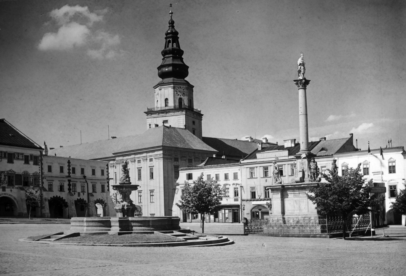 Csehország, Kroměříž, Fő tér, háttérben az érseki palota., 1950, Romák Éva, Csehszlovákia, szökőkút, tér, barokk-stílus, püspöki palota, Fortepan #73847