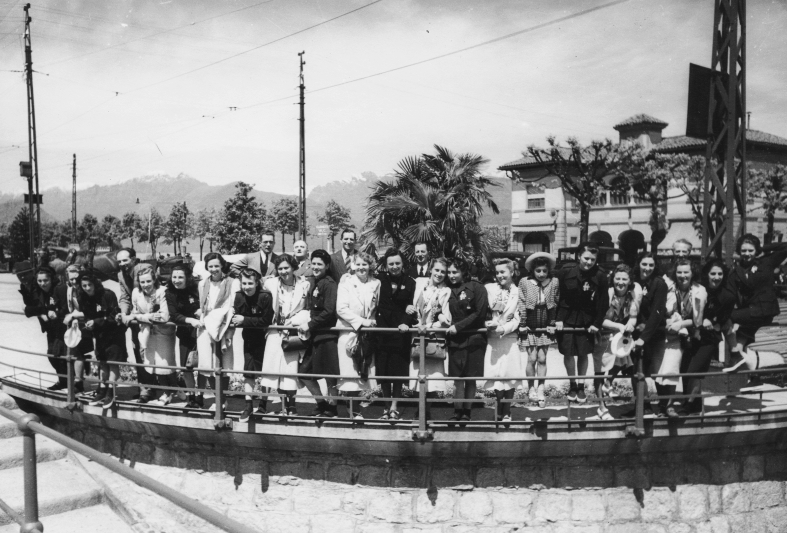 Olaszország, Stresa, Piazza Marconi a Lago Maggiore partján, háttérben a hajóállomás. A magyar és az olasz női tornász válogatott, 1940, Romák Éva, Fortepan #73850