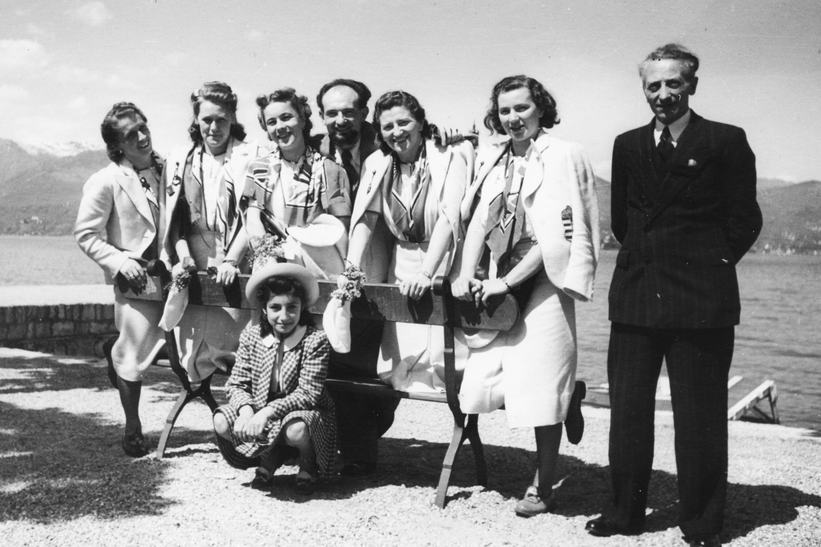 Olaszország, Stresa, a magyar női tornász válogatott a Lago Maggiore partján., 1940, Romák Éva, Fortepan #73851