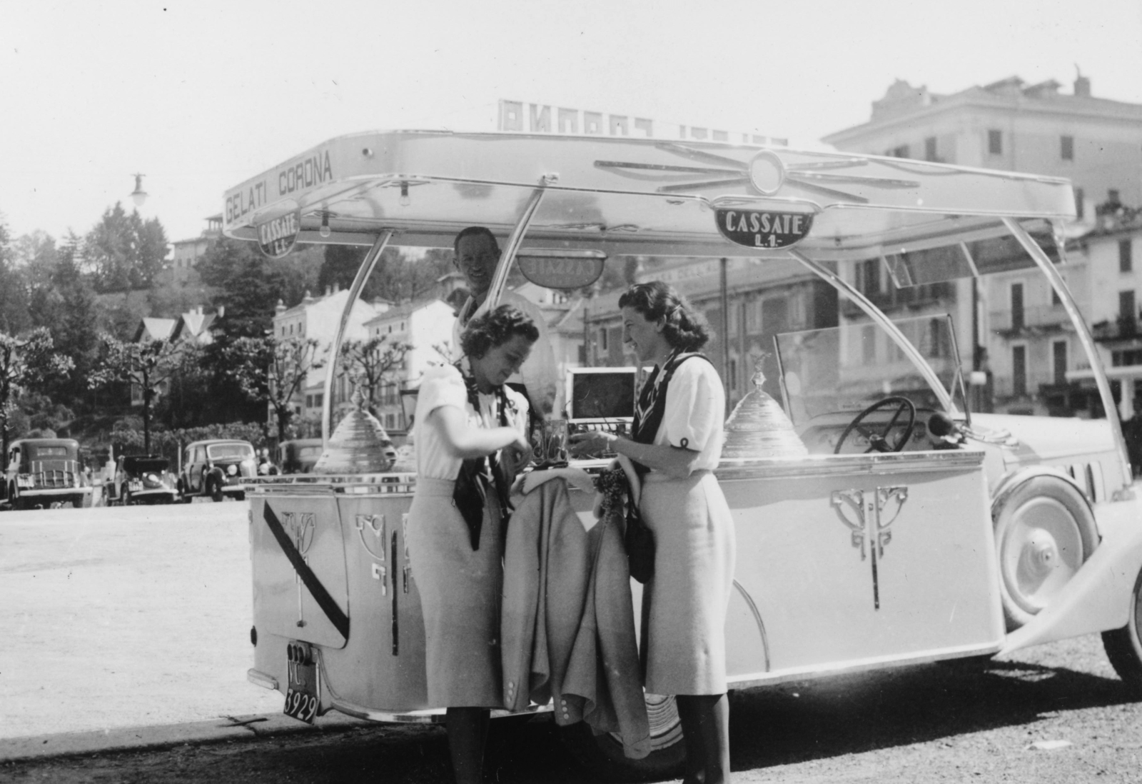 Olaszország, Stresa, Piazza Marconi a Lago Maggiore partján, a magyar női tornász válogatott tagjai., 1940, Romák Éva, fagylaltos, Fortepan #73852