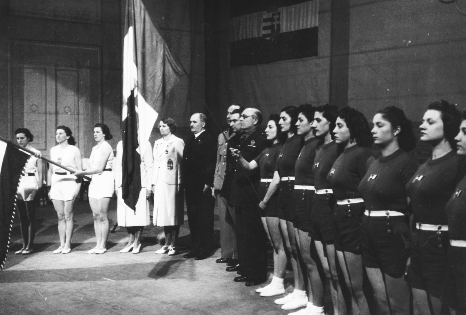 Italy, Florence, Verdi Színház, Olaszország-Magyarország válogatott női tornászverseny., 1940, Romák Éva, flag, crest, aerobic suit, Fortepan #73853