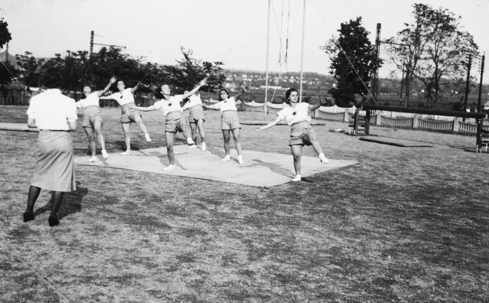 1939, Romák Éva, women, exercise, Exercise Equipment, one leg standing, Fortepan #73858