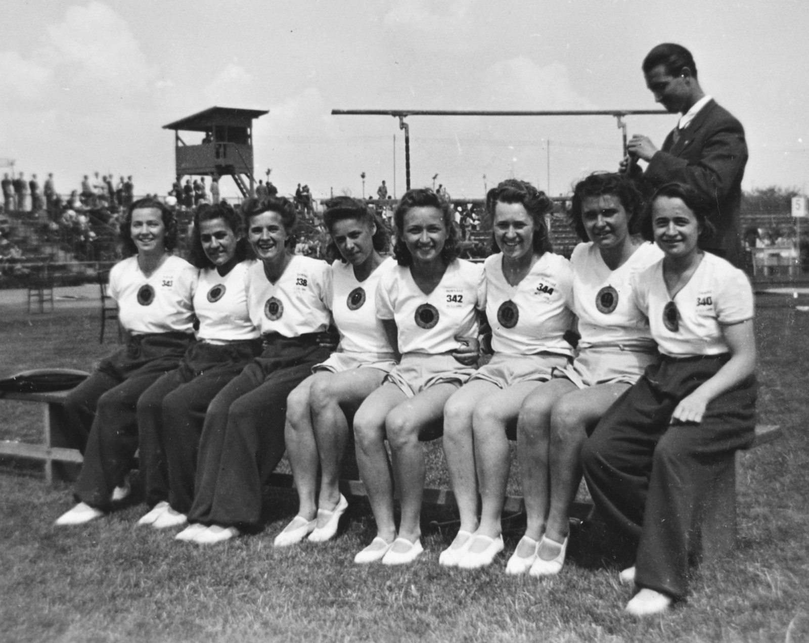 1941, Romák Éva, csoportkép, sportpálya, sportoló, libasor, nagyság szerint, Fortepan #73861