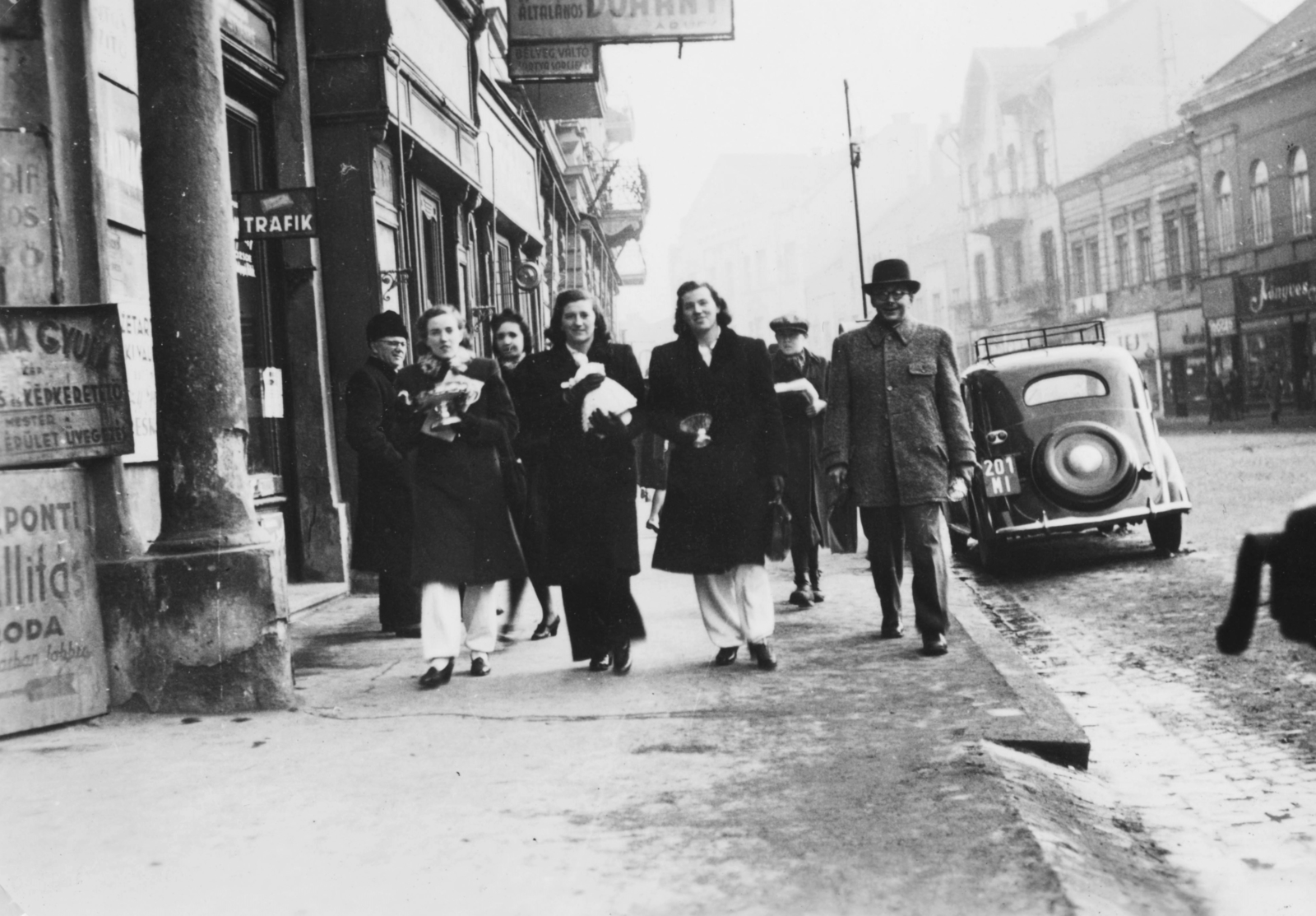 Magyarország, Miskolc, Széchenyi utca a Városház tér felől nézve., 1941, Romák Éva, cégtábla, járókelő, utcakép, életkép, Fiat-márka, olasz gyártmány, automobil, rendszám, Fiat 508C Nuova Balilla 1100, Fortepan #73863