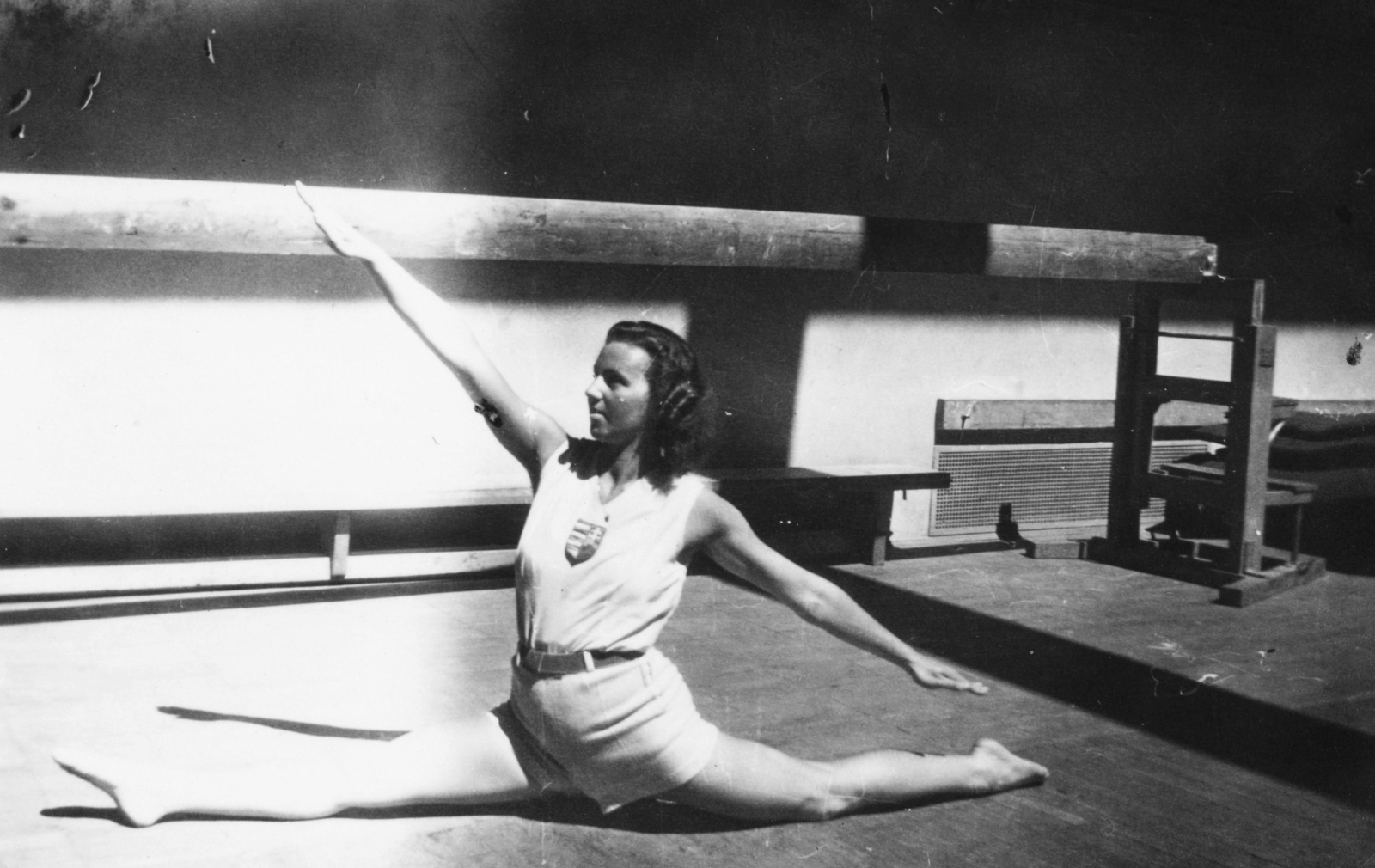 1948, Romák Éva, sportsperson, splits, exercise, gymnast, crest, Fortepan #73873