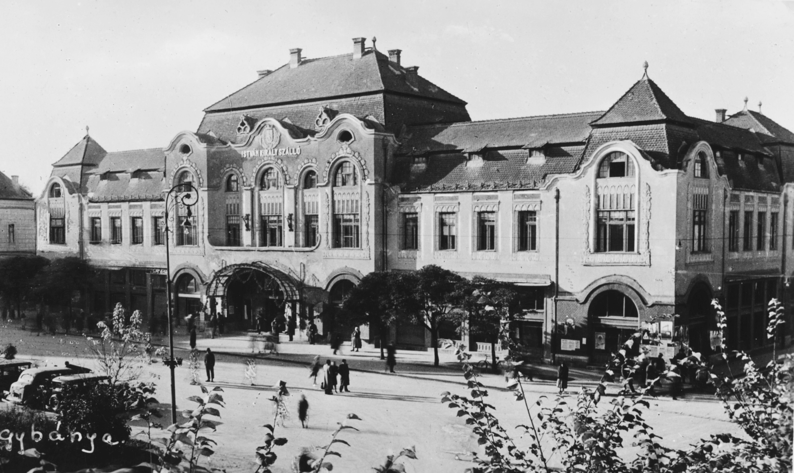 Románia,Erdély, Nagybánya, Rákóczi tér (Piaţa Libertăţii), István Király Szálló., 1941, Romák Éva, Fortepan #73879