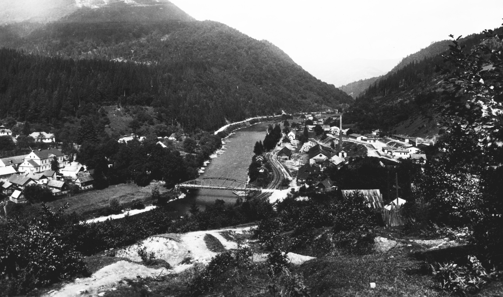 Ukraine,Zakarpattia Oblast, Dilove, a község látképe, középen a Tisza híd., 1942, Romák Éva, bridge, river, picture, chimney, Fortepan #73880