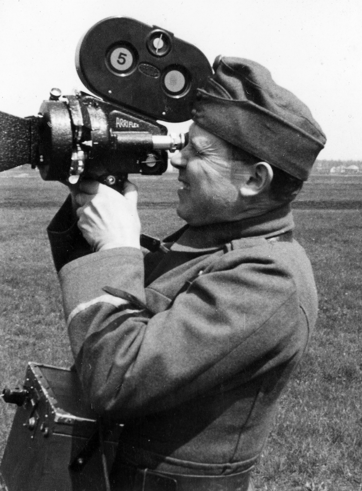 vitéz Somogyváry Gyula író (Gyula diák)., 1942, Fortepan, movie camera, war correspondent, Arriflex-brand, Fortepan #73890