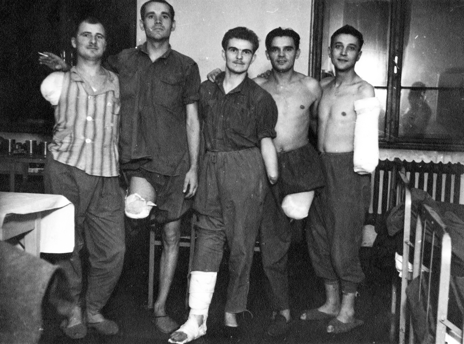 1942, Fortepan, medical institution, second World War, wounded, amputation, arms around shoulders, Fortepan #73910