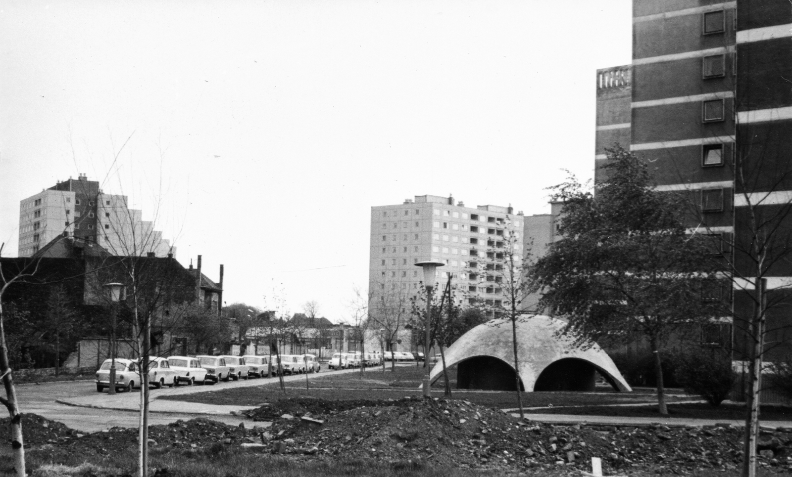 Hungary, Óbuda, Budapest III., Váradi utca, balra a Vörösvári út melletti bontásra váró épületek, szemben a Szőlő utcai sávház (Faluház) részlete látható. Előtérben a gázfogadó, a köznyelv szerinti Gomba., 1973, Fortepan, Trabant-brand, street view, concrete block of flats, Lada-brand, lamp post, Budapest, gas terminal, blocks, Fortepan #73916