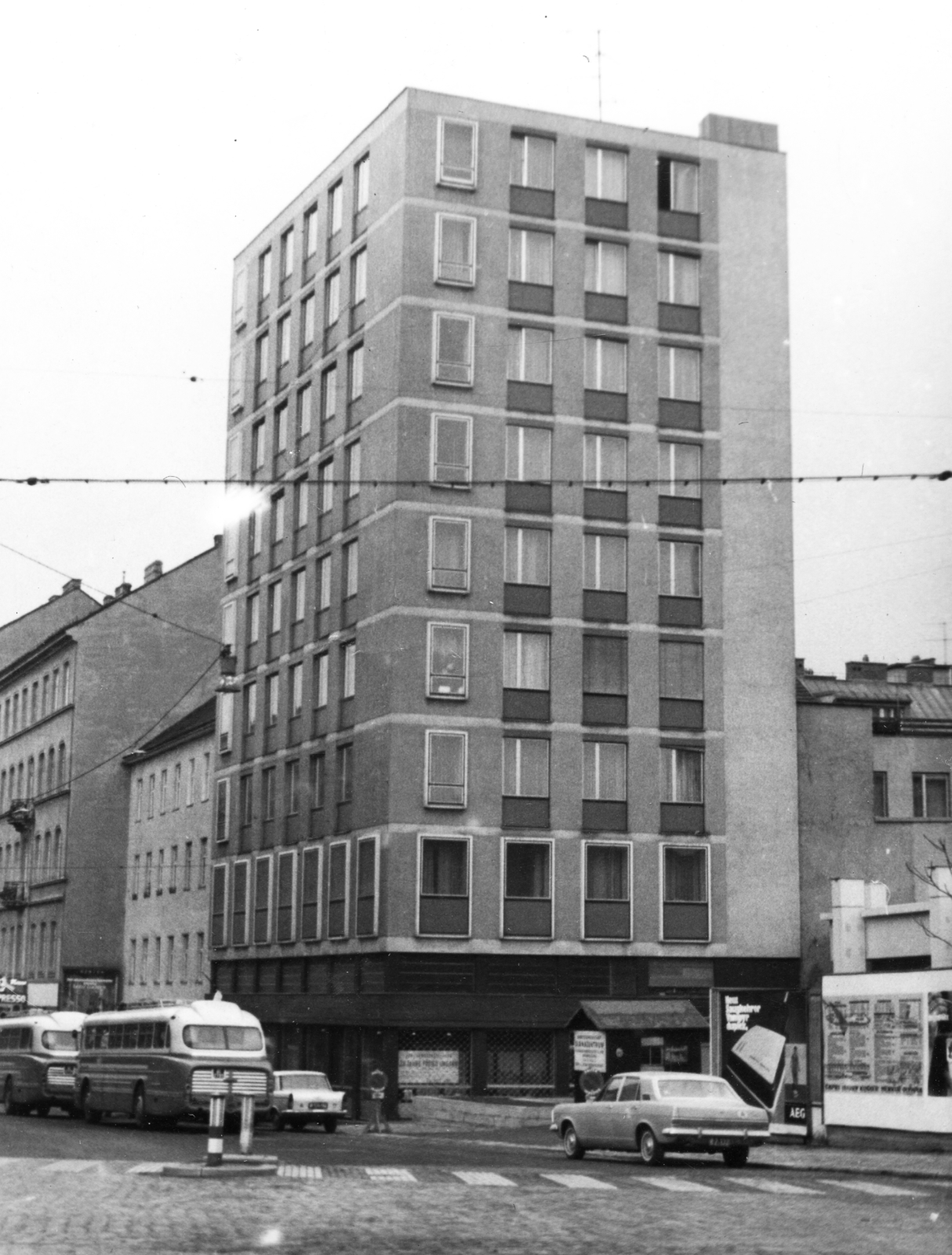 Austria, Vienna, Hollandstrasse az Obere Donaustrasse felől, szemben a Balassi Intézet – Collegium Hungaricum épülete., 1969, Fortepan, street view, automobile, Fortepan #73919