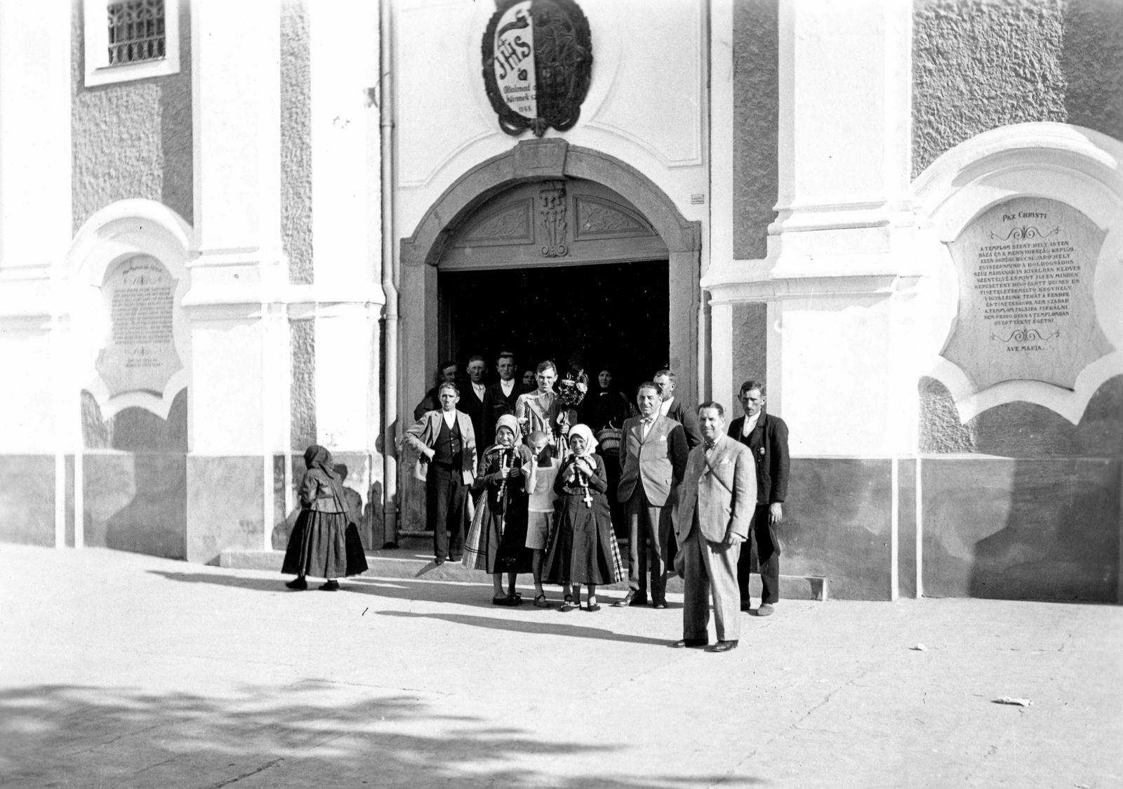 Magyarország, Máriagyűd, Siklós, (ekkor önálló, ma a város része), a kegytemplom bejárata., 1935, Pálfi Balázs, templom, kapu, csoportkép, katolikus, búcsú, tábla, sváb, Ferences rend, népviselet, zarándoklat, mézeskalács, rózsafüzér, papucs, Fortepan #73936