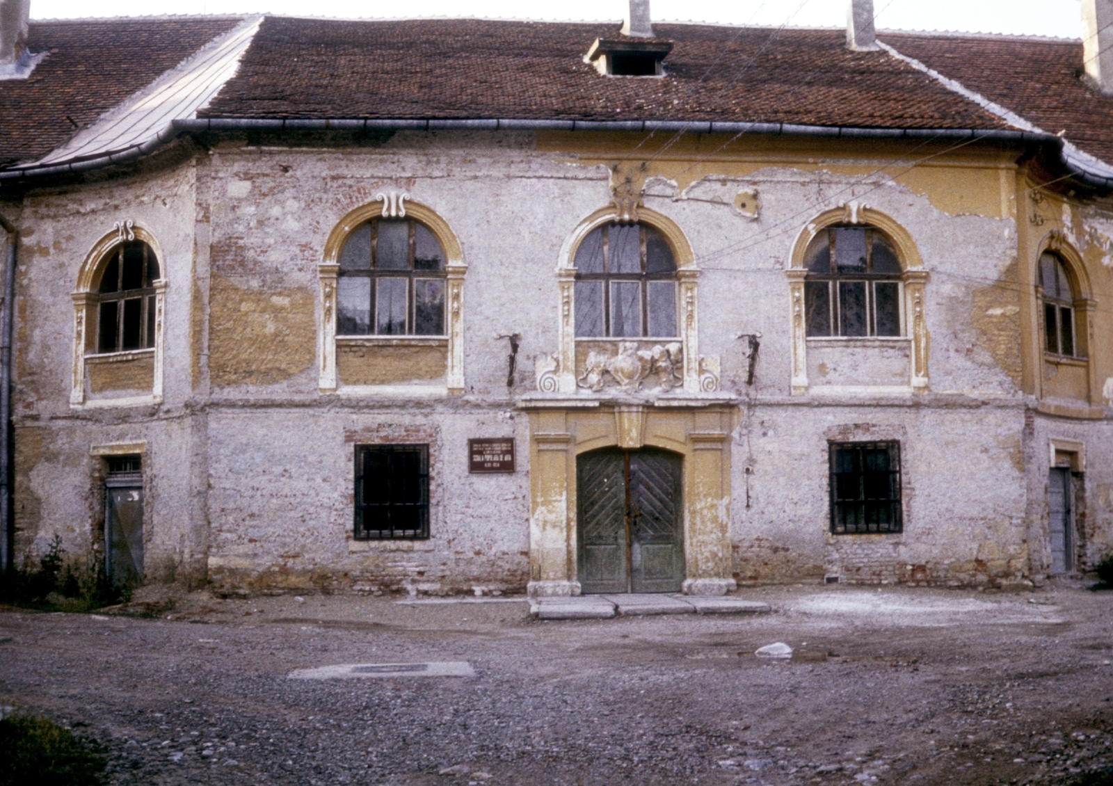 Romania,Transylvania, Alba Iulia, Bethlen Gábor utca, Apor-palota., 1986, Varga Katalin, damaged building, Fortepan #73946