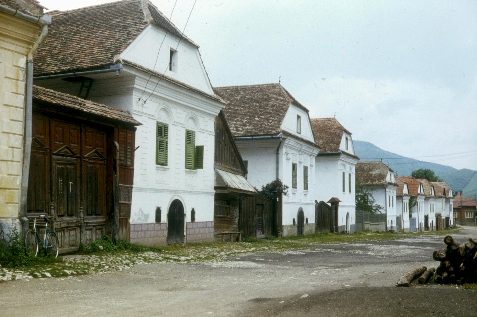 Romania,Transylvania, Rimetea, 1986, Varga Katalin, bicycle, dirt road, venetian blind, street view, colorful, house, Fortepan #73949