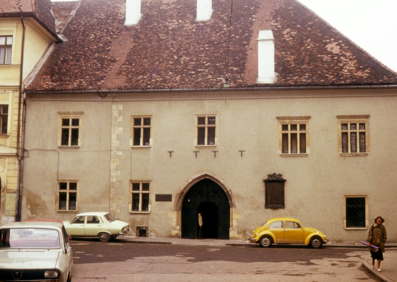 Romania,Transylvania, Cluj-Napoca, Mátyás király szülőháza az Óvárban (a legrégebbi emeletes ház a városban)., 1986, Varga Katalin, Gerrman brand, Dacia-brand, Romanian make, Volkswagen Beetle, pointed arch, Fortepan #73950