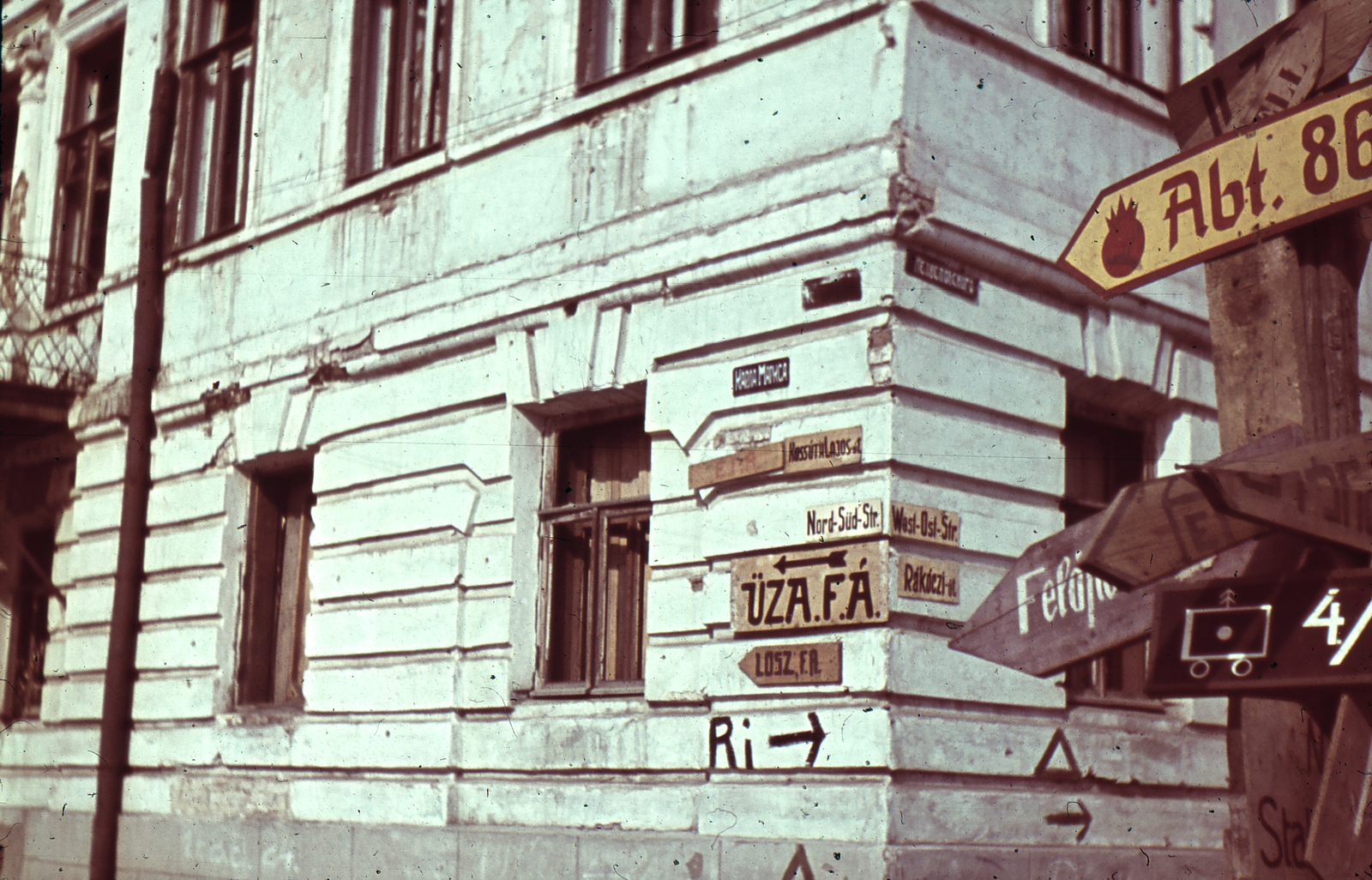 Russia, Ostrogozhsk, Marx (ekkor Kossuth Lajos) utca - Lenin (ekkor Rákóczi) utca sarok, a Csukargyinij-család egykori kúriája., 1942, Fortepan, eastern front, colorful, second World War, street name sign, Fortepan #73956
