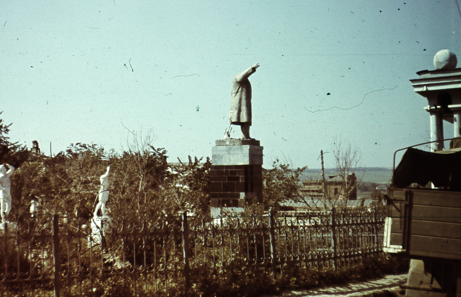 Oroszország, Sztarij Oszkol, Lenin utca., 1942, Fortepan, keleti front, színes, Lenin-ábrázolás, második világháború, jelképrombolás, Fortepan #73959