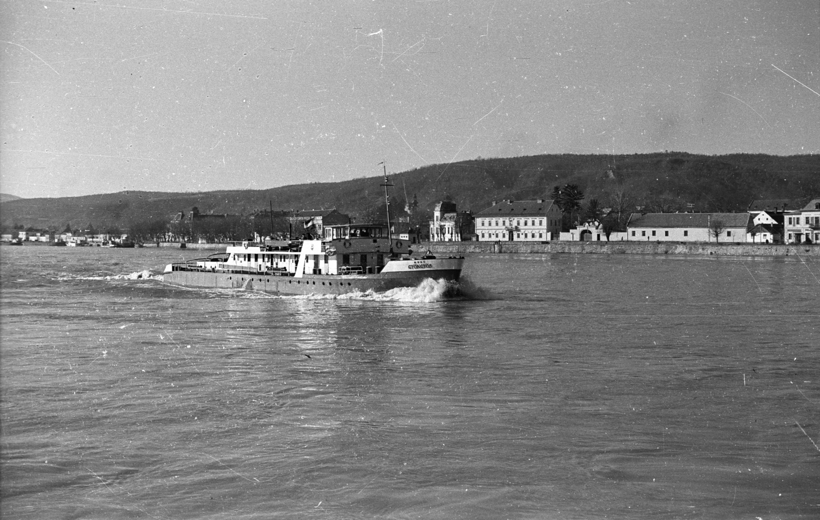 Romania, Orșova, a város látképe a Dunáról, előtérben a Gyöngyös vontatóhajó., 1963, Drobni Nándor, Droppa Kálmán, ship, Gyöngyös ship, Fortepan #74000